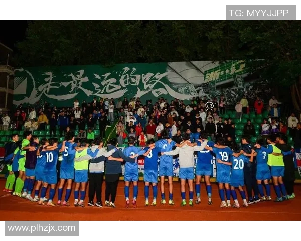 杭州足球队的精神风貌与发展历程深度解析 杭州足球队的精神风貌与发展历程深度解析